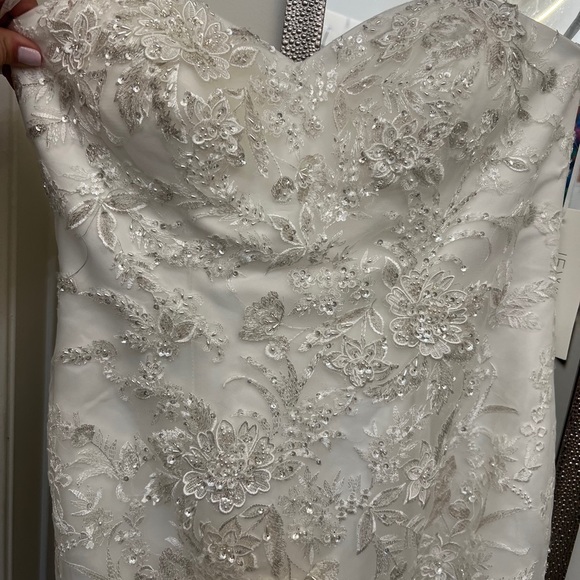 Never used wedding dress !! Only worn when tried on ! JEWEL By David’s Bridal - Picture 4 of 14